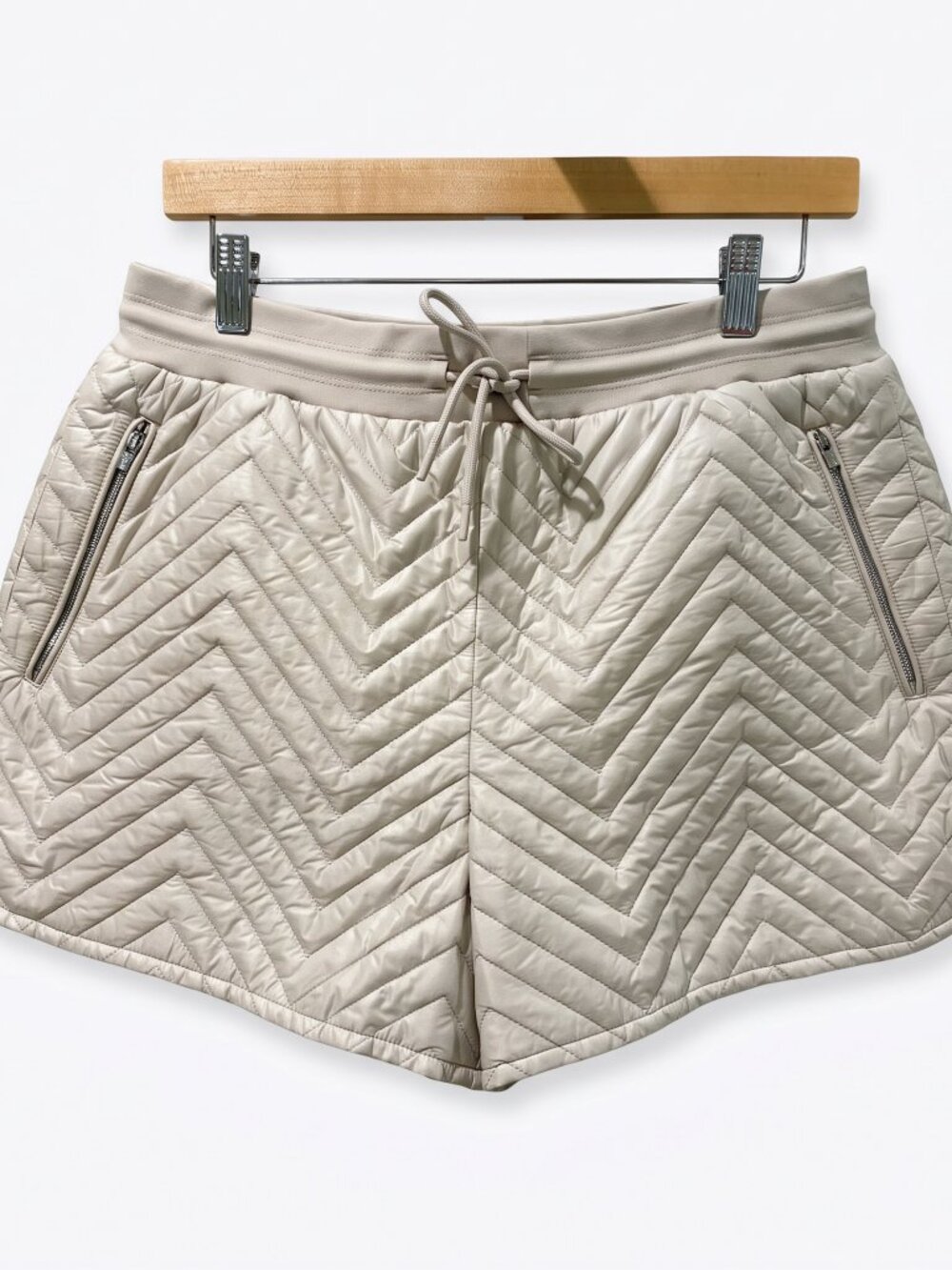 Athleta Chevron Quilted Pull-On Shorts Beige / Oat Size 8